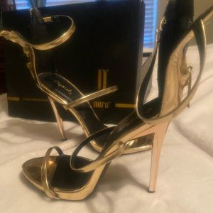 Gold 4 inch sandal zip up